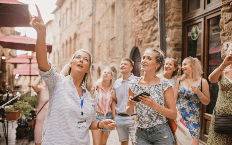 Reisegruppe erkundet eine historische Altstadt